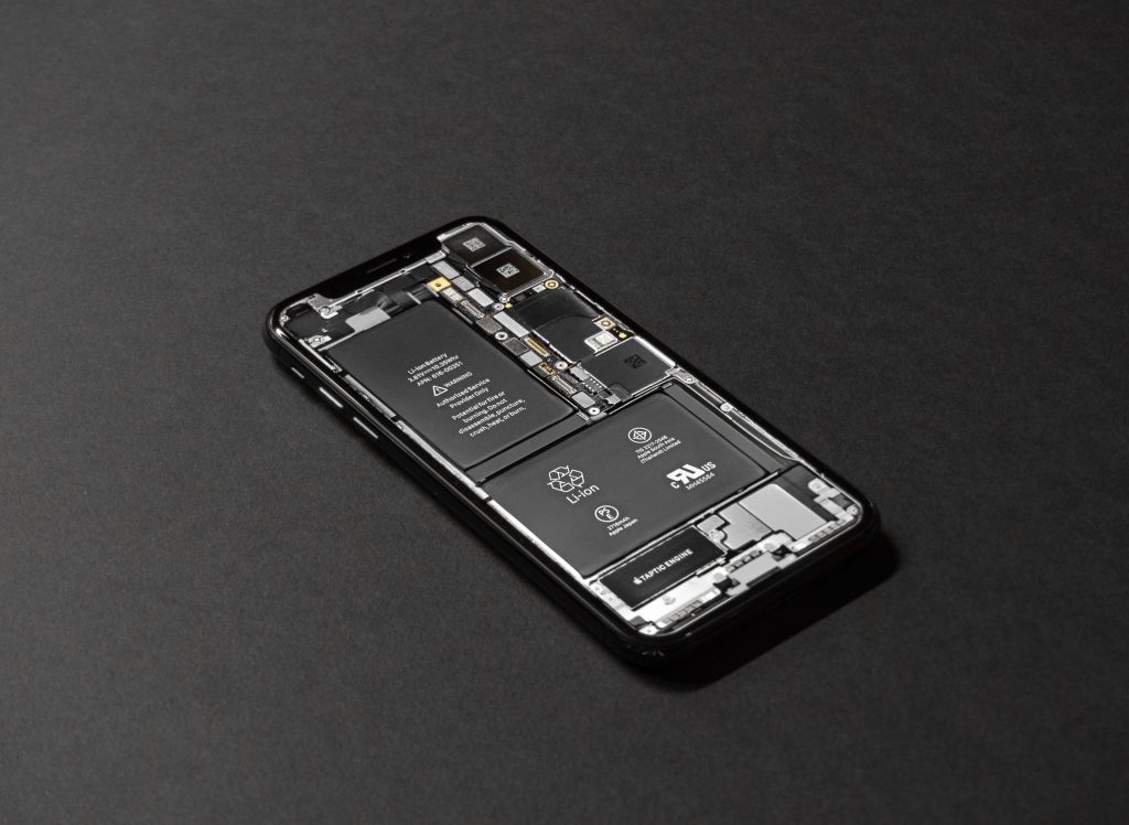 iPhone X utan en skärm på ett bord